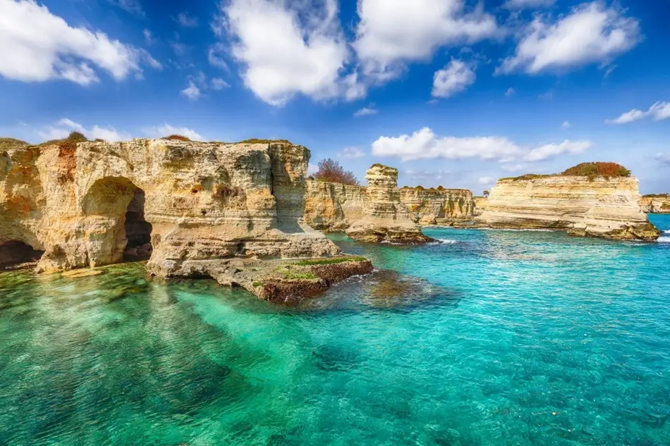 Malerische Meereslandschaft mit Klippenfelsenbogen bei Torre Sant Andrea