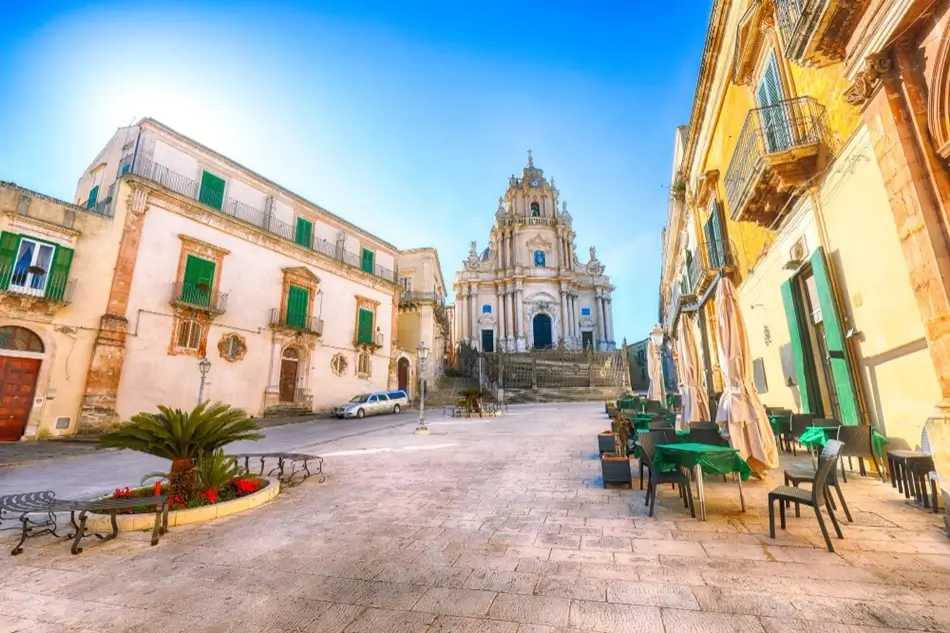 Die barocke St.-Georgs-Kathedrale von Modica und der Duomo-Platz in Ragusa