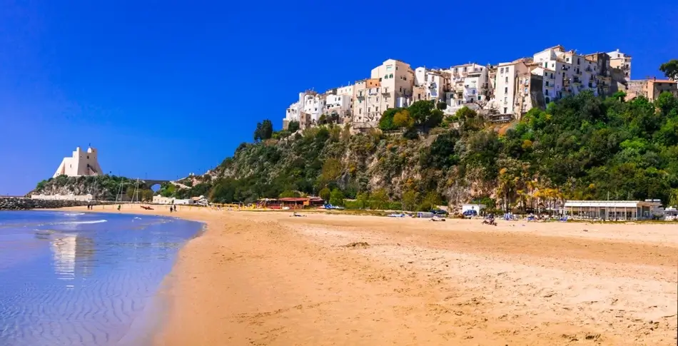 Charmante Küstenstadt Sperlonga mit schönen Stränden in der Region Latium in Italien