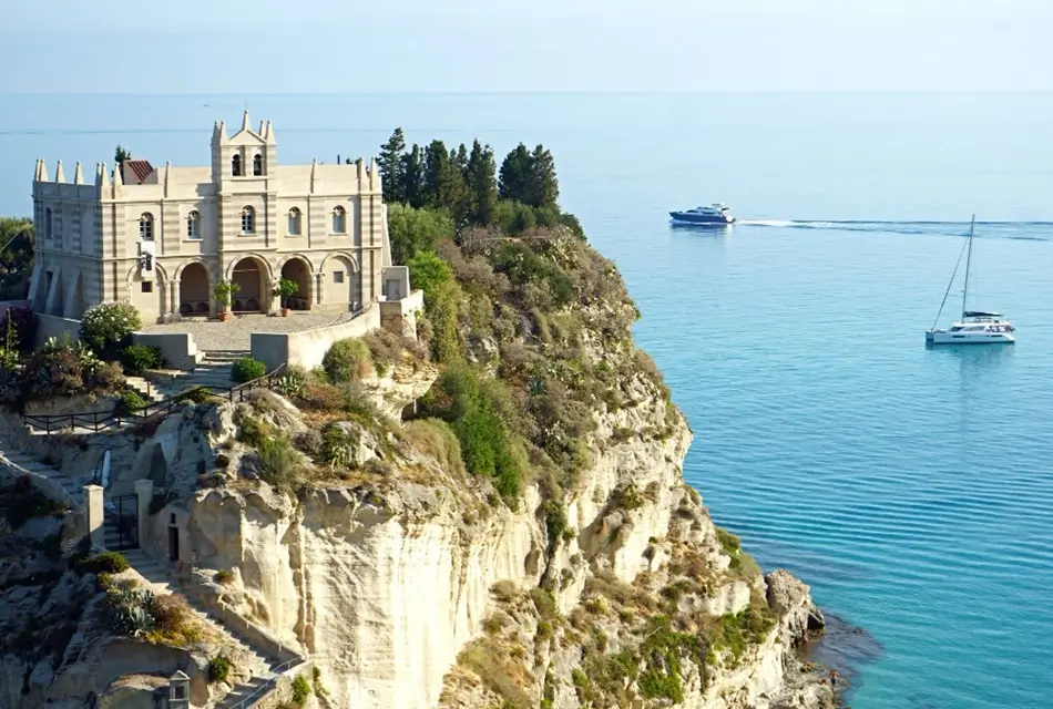 Heiligtum von santa maria dell isola an einer klippenküste in tropea, kalabrien, italien